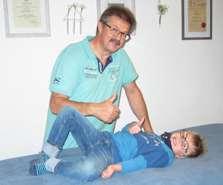 Josef Hübschle bei einer DORN-Anwendung mit einem Kind